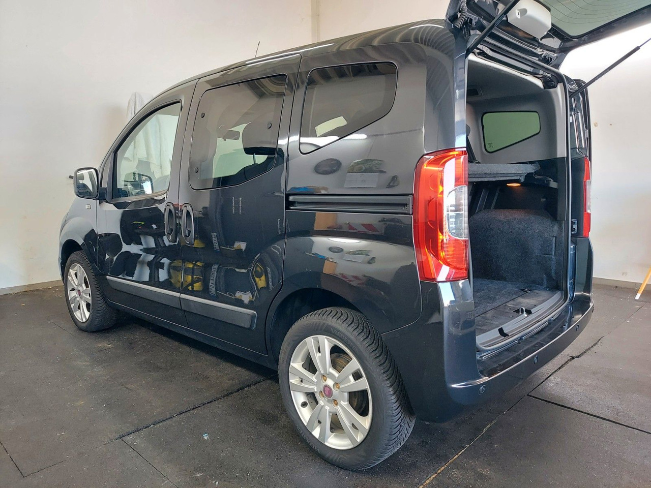 Fiat Qubo Pop 5 Sitze Klima Sitzheizung PDC - Furgoneta de pasajeros: foto 2 Fiat Qubo Pop 5 Sitze Klima Sitzheizung PDC - Furgoneta de pasajeros: foto 2