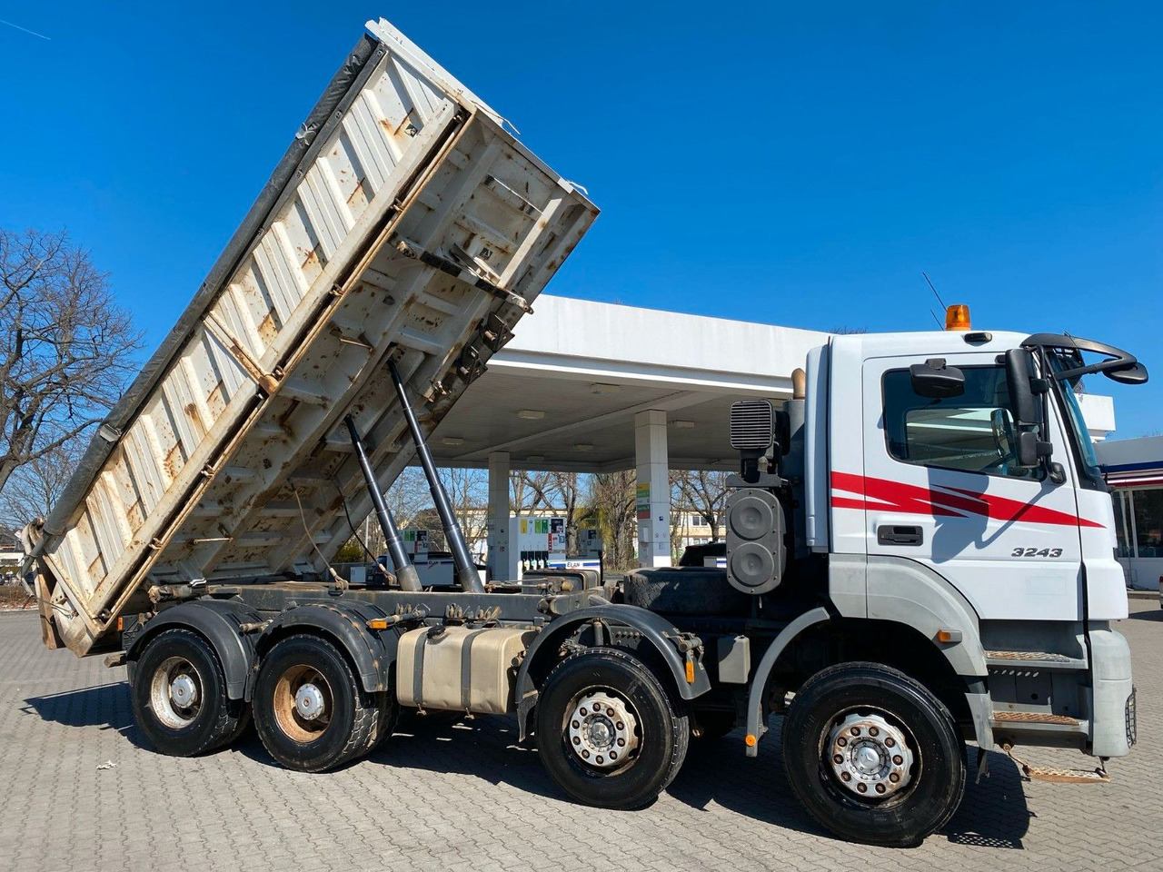 Mercedes-Benz Axor 2 C 4-Achser 3243 8x4 Kipp RETARDER MEILLER - Camión volquete: foto 1 Mercedes-Benz Axor 2 C 4-Achser 3243 8x4 Kipp RETARDER MEILLER - Camión volquete: foto 1