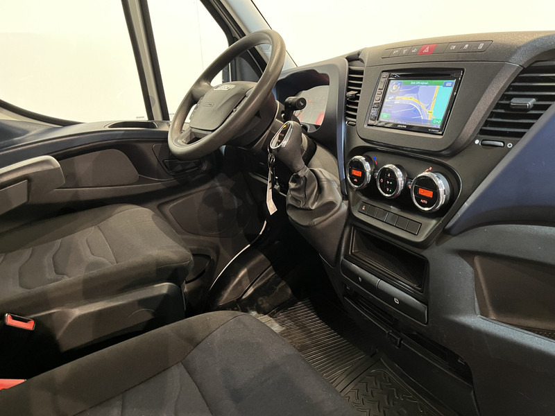Iveco Daily 35S18D 3.0 375 Automaat Open Laadbak / Hiab Kraan / Euro 6 / Trekhaak 3500 KG / Airco / Camera / Navigatie / 3-Zits / 67.000 KM !! - Caja abierta furgoneta: foto 3 Iveco Daily 35S18D 3.0 375 Automaat Open Laadbak / Hiab Kraan / Euro 6 / Trekhaak 3500 KG / Airco / Camera / Navigatie / 3-Zits / 67.000 KM !! - Caja abierta furgoneta: foto 3