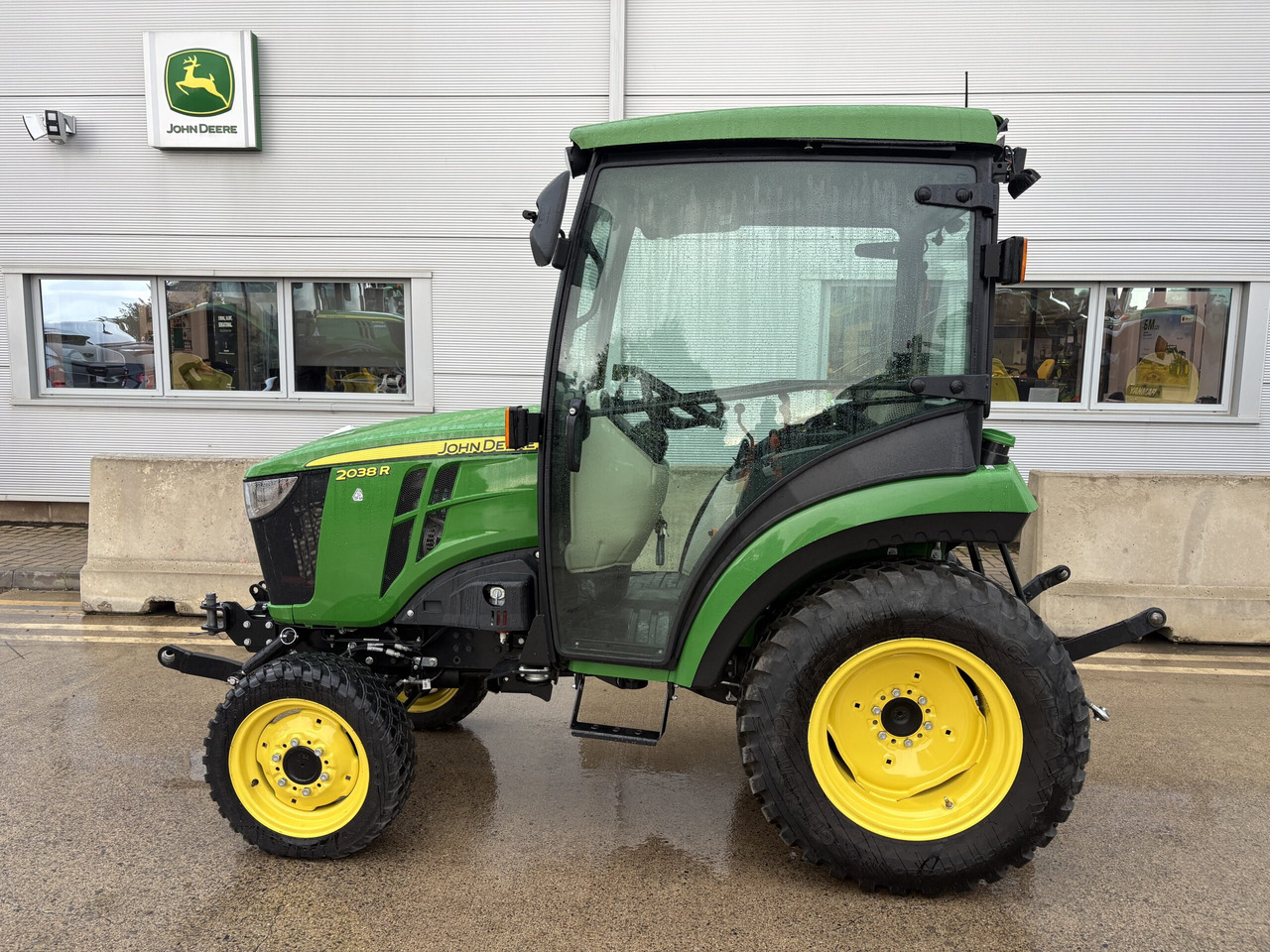 John Deere 2038R Compact Tractor - Mini tractor: foto 1 John Deere 2038R Compact Tractor - Mini tractor: foto 1