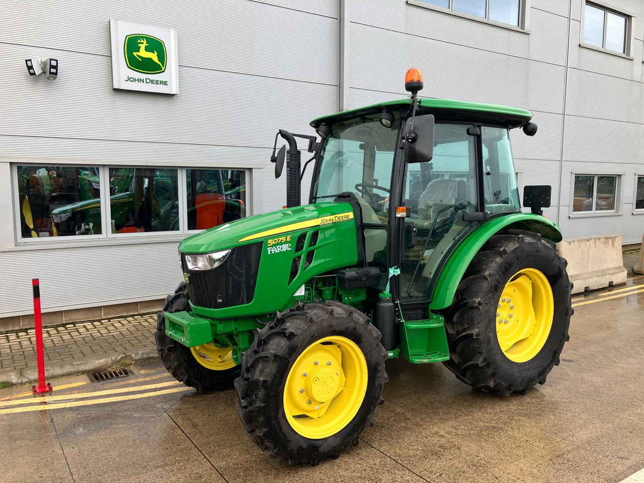John Deere 5075E - Tractor: foto 1 John Deere 5075E - Tractor: foto 1