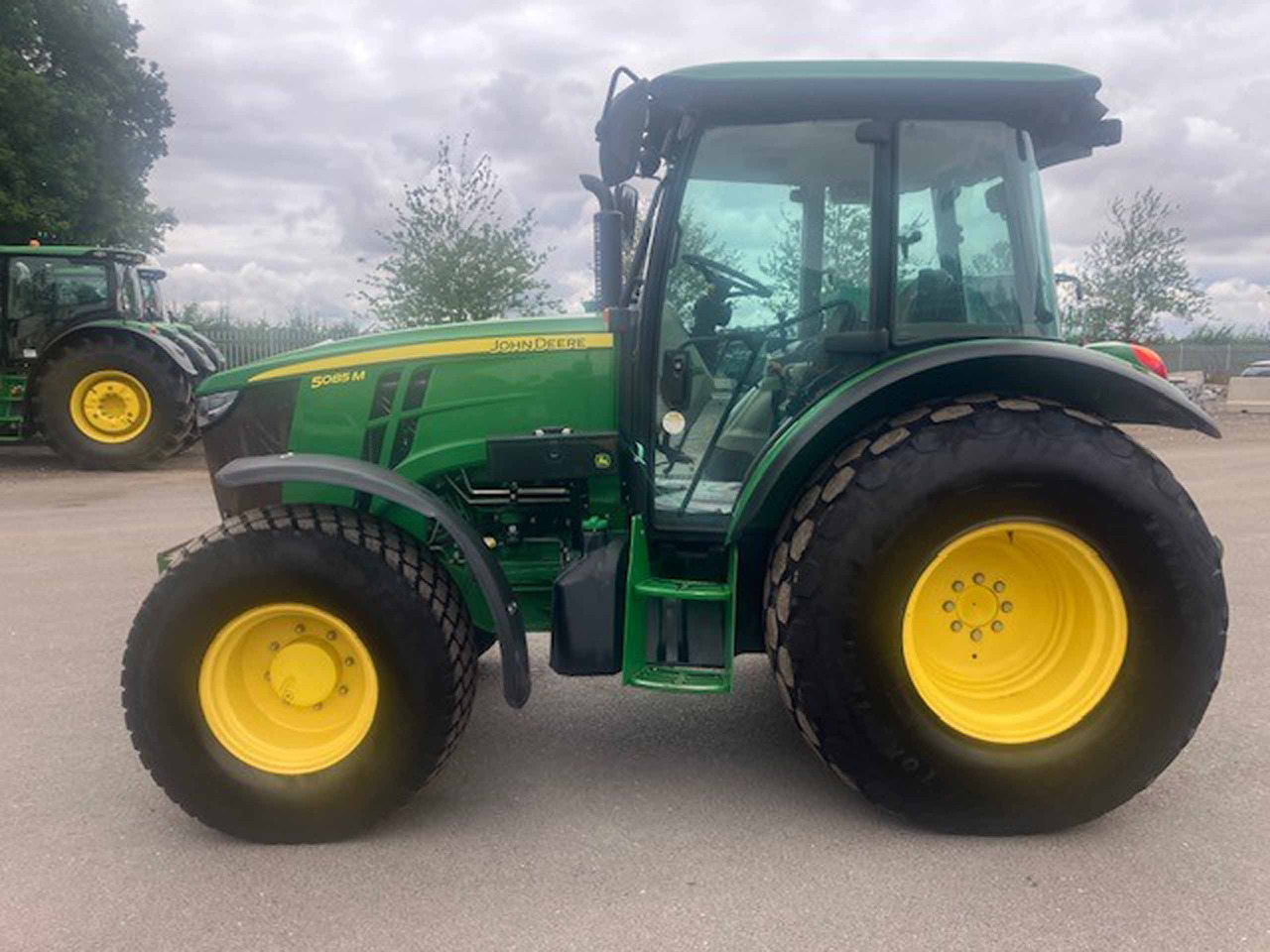 John Deere 5085M - Tractor: foto 2 John Deere 5085M - Tractor: foto 2