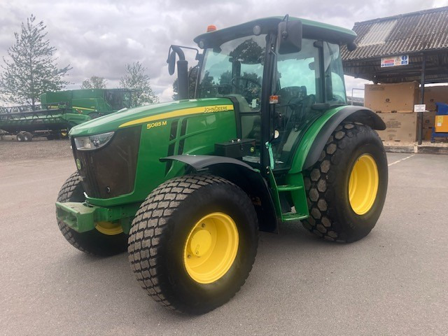 John Deere 5085M - Tractor: foto 1 John Deere 5085M - Tractor: foto 1