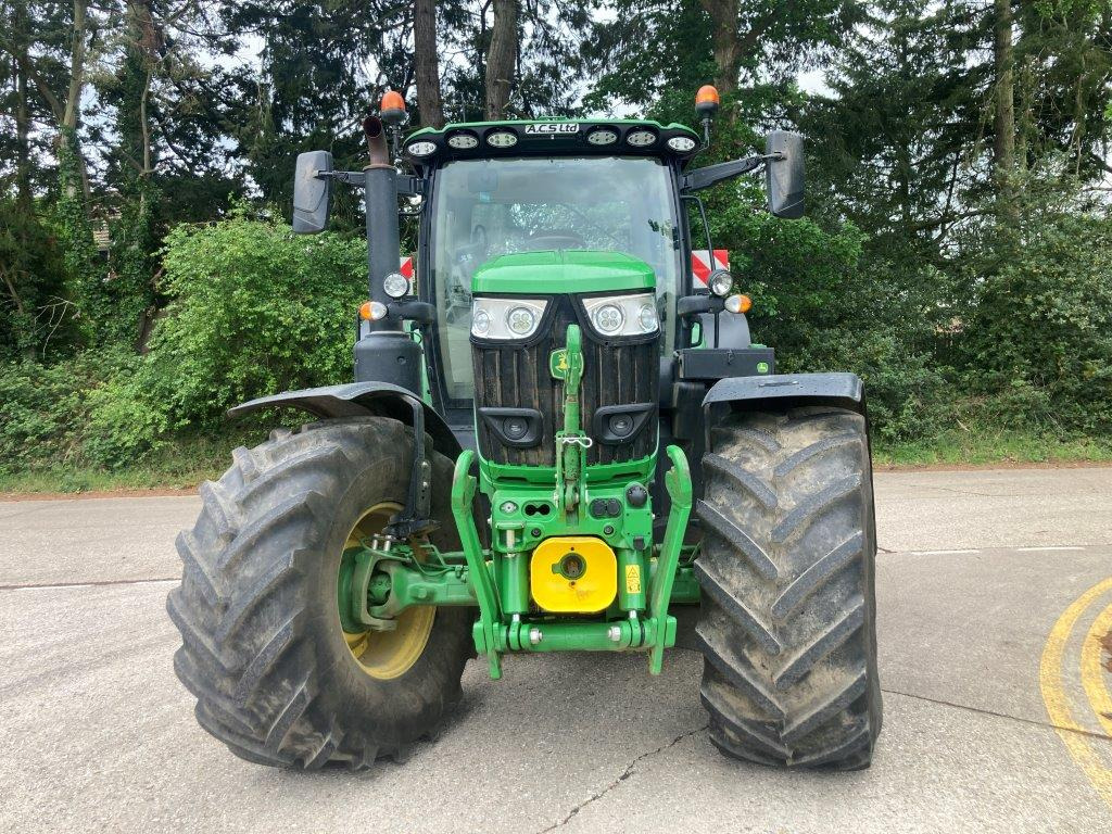 John Deere 6R 215 - Tractor: foto 1 John Deere 6R 215 - Tractor: foto 1