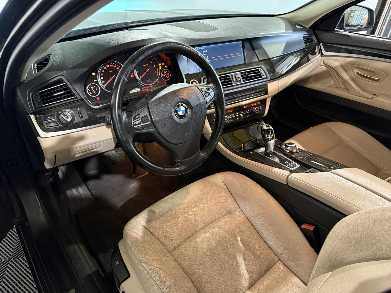 BMW 5-serie 523i High Executive M-sport | 2011 | 259.445 km | G-885- VL - Sedan: foto 3 BMW 5-serie 523i High Executive M-sport | 2011 | 259.445 km | G-885- VL - Sedan: foto 3