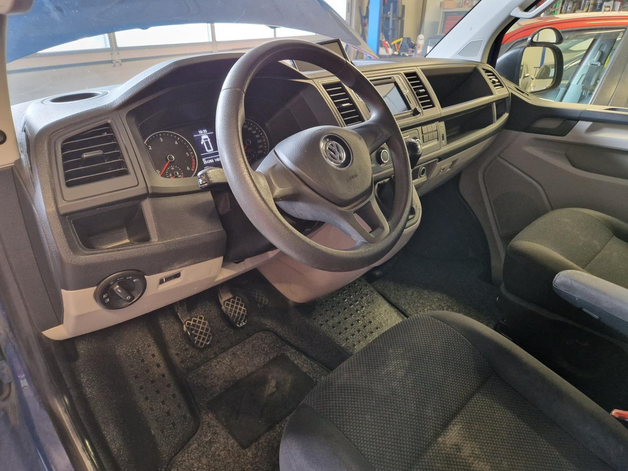 Volkswagen | Transporter | 2.0 TDI L1H2 Highline | 2018 | 251.292 km | V731RR | Logisch - Furgoneta combi: foto 3 Volkswagen | Transporter | 2.0 TDI L1H2 Highline | 2018 | 251.292 km | V731RR | Logisch - Furgoneta combi: foto 3