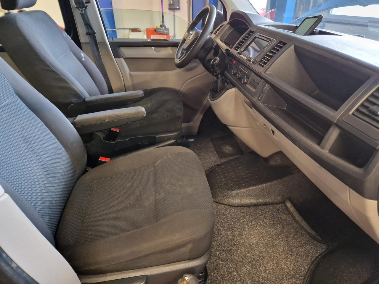 Volkswagen | Transporter | 2.0 TDI L1H2 Highline | 2018 | 251.292 km | V731RR | Logisch - Furgoneta combi: foto 2 Volkswagen | Transporter | 2.0 TDI L1H2 Highline | 2018 | 251.292 km | V731RR | Logisch - Furgoneta combi: foto 2