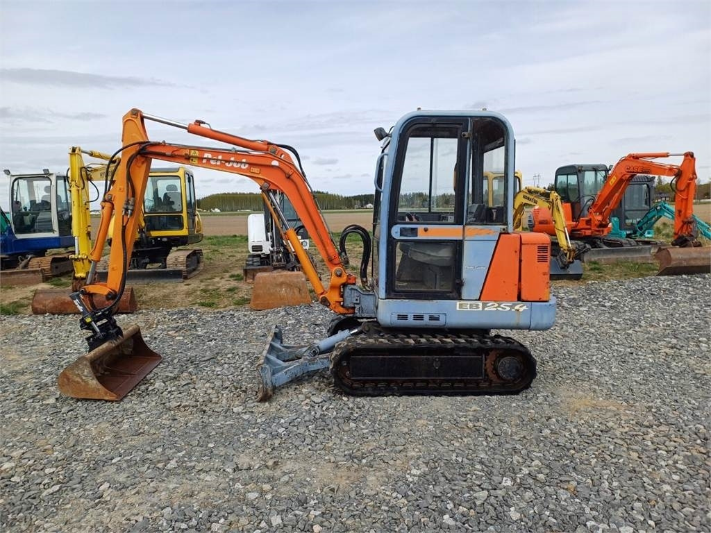 Pel-Job Volvo EB25.4 kallistuvalla liittimellä - Miniexcavadora: foto 2 Pel-Job Volvo EB25.4 kallistuvalla liittimellä - Miniexcavadora: foto 2