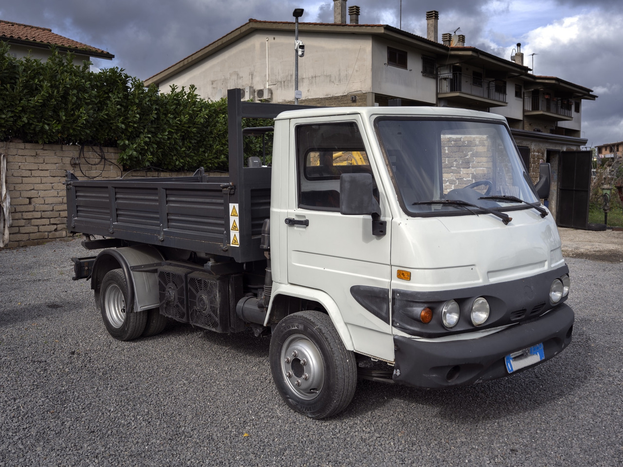 PIAGGIO THREE-SIDE TIPPER - Camión volquete: foto 1 PIAGGIO THREE-SIDE TIPPER - Camión volquete: foto 1