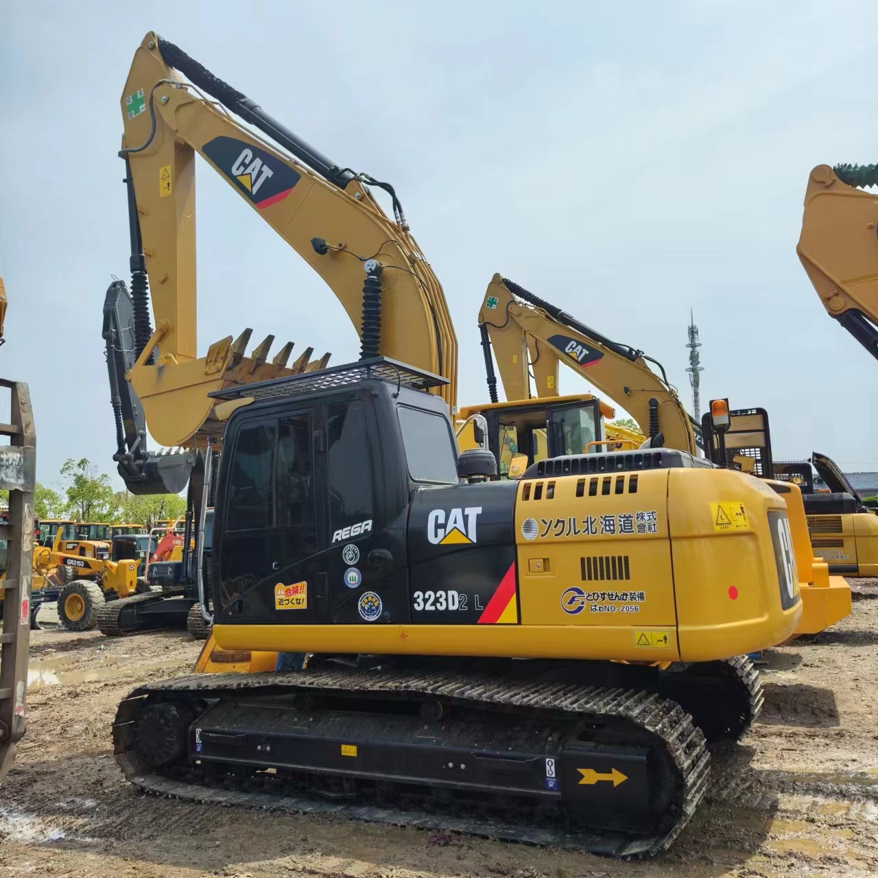 CATERPILLAR 323D2L - Excavadora de cadenas: foto 1 CATERPILLAR 323D2L - Excavadora de cadenas: foto 1
