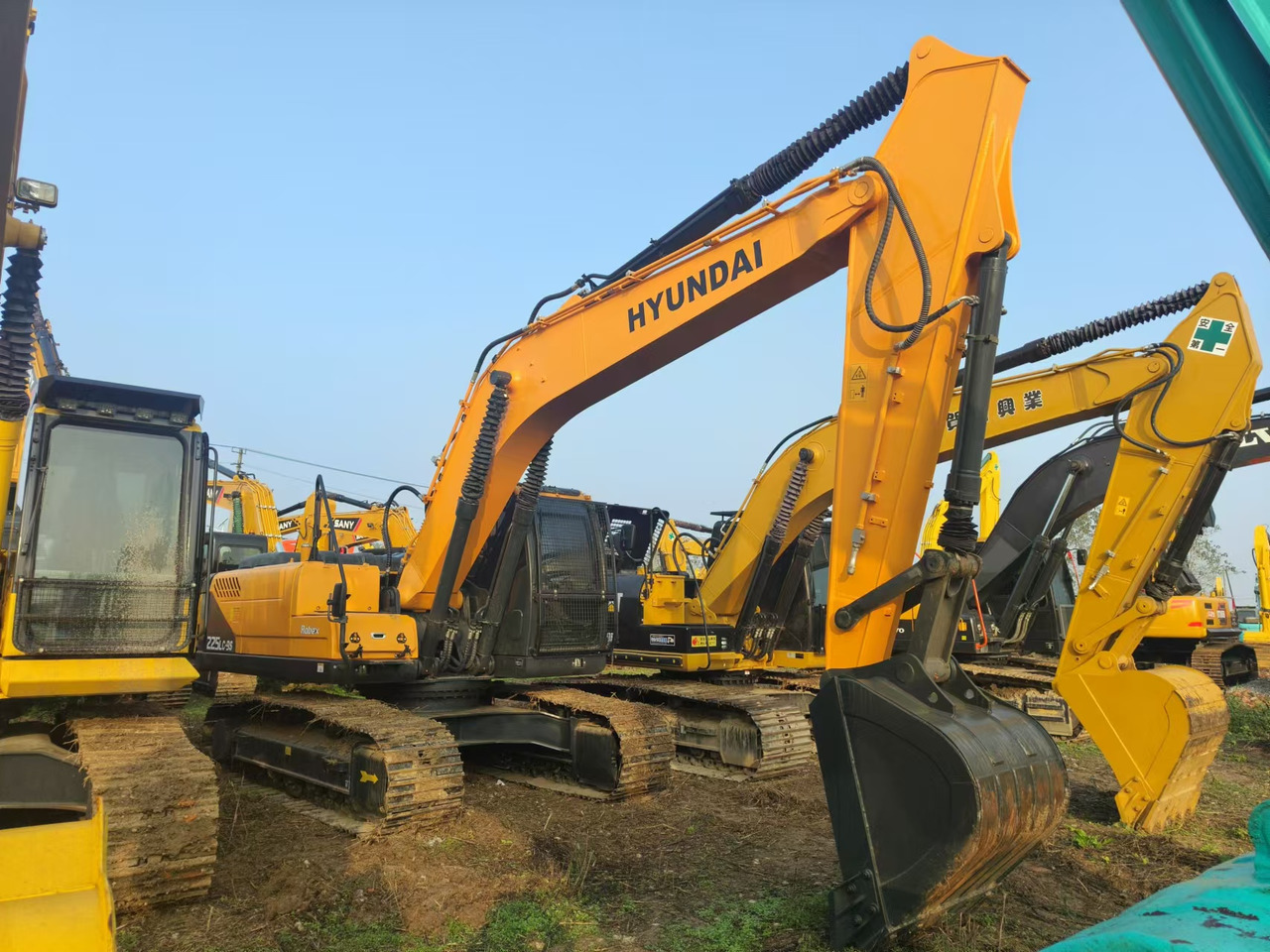 HYUNDAI ROBEX 225LC-9S - Excavadora de cadenas: foto 1 HYUNDAI ROBEX 225LC-9S - Excavadora de cadenas: foto 1