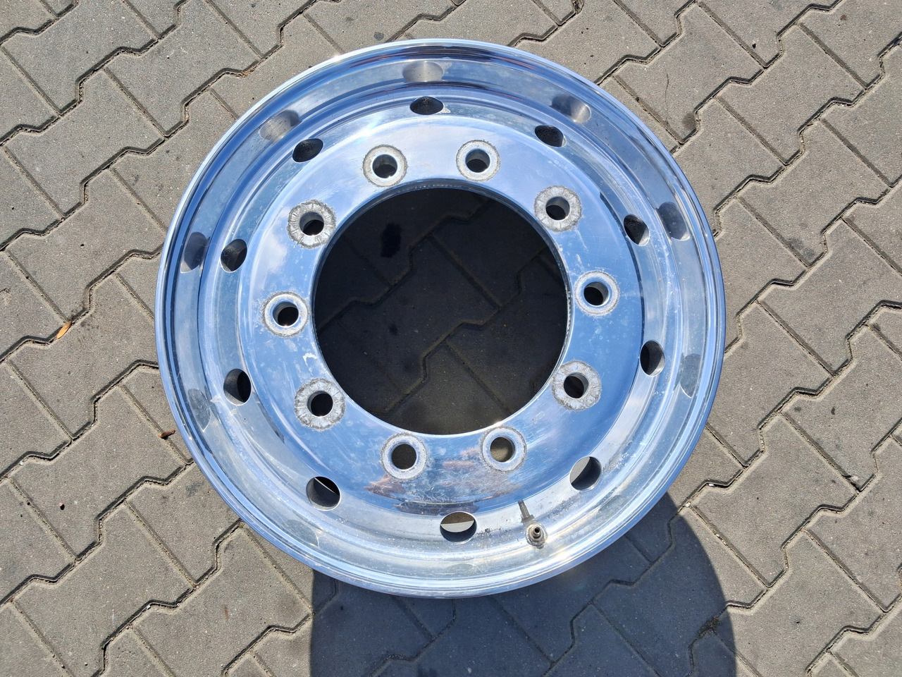 FELGA ALUMINIOWA ALCOA PRZÓD SZEROKA POLEROWANA 22,5 X 11,75 ET 120 TIR - Llanta para Camión: foto 2 FELGA ALUMINIOWA ALCOA PRZÓD SZEROKA POLEROWANA 22,5 X 11,75 ET 120 TIR - Llanta para Camión: foto 2
