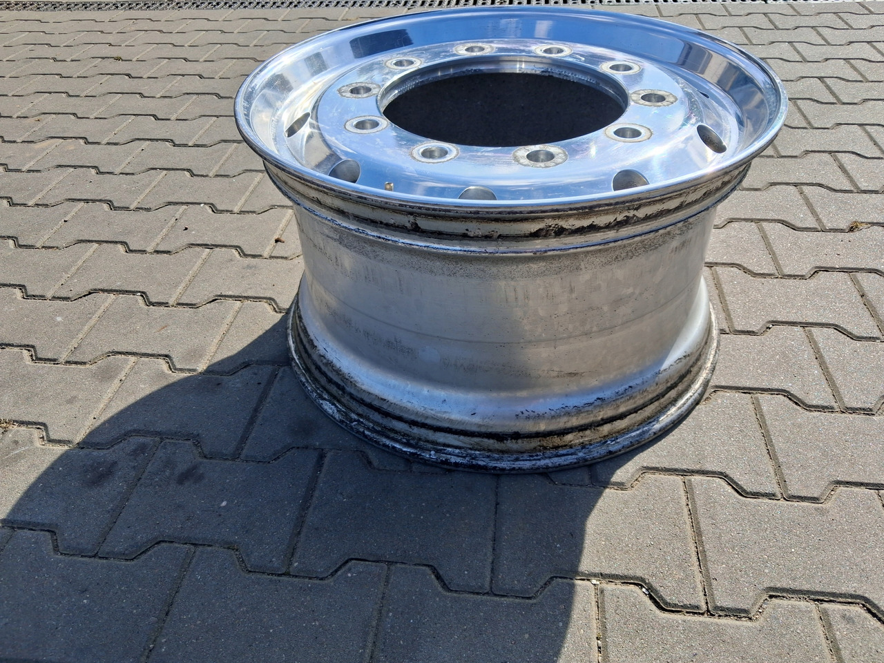 FELGA ALUMINIOWA ALCOA PRZÓD SZEROKA POLEROWANA 22,5 X 11,75 ET 120 TIR - Llanta para Camión: foto 3 FELGA ALUMINIOWA ALCOA PRZÓD SZEROKA POLEROWANA 22,5 X 11,75 ET 120 TIR - Llanta para Camión: foto 3