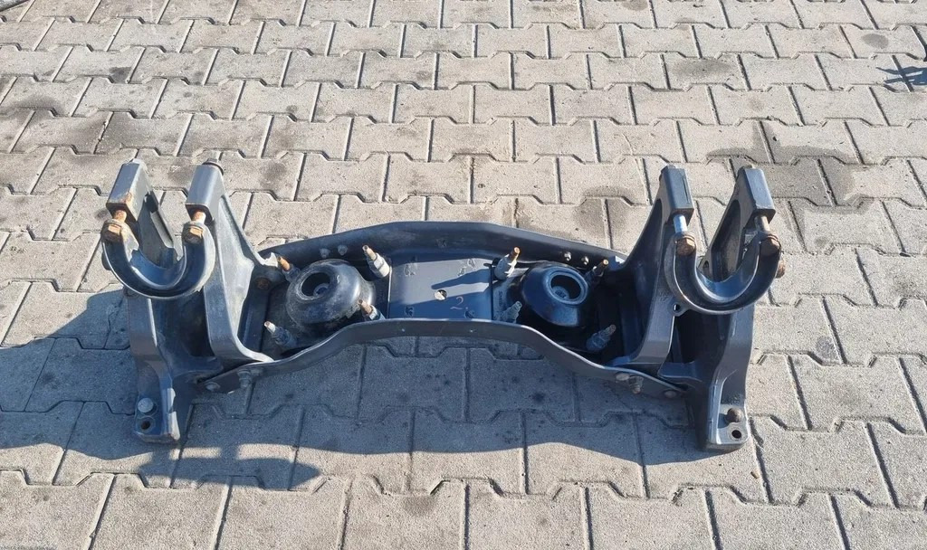 KOŁYSKA BELKA WSPORNIK SILNIKA RAMY VOLVO FH FM 4 LOW DECK-PRZÓD 21332947 21442567 21442568 - Motor y piezas: foto 1 KOŁYSKA BELKA WSPORNIK SILNIKA RAMY VOLVO FH FM 4 LOW DECK-PRZÓD 21332947 21442567 21442568 - Motor y piezas: foto 1