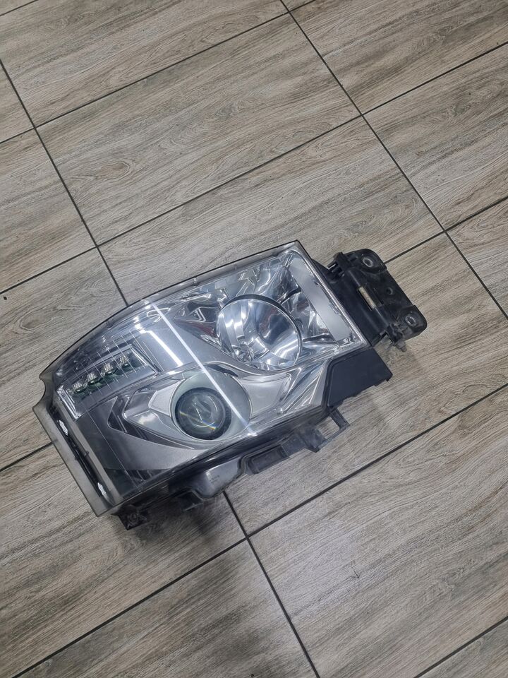 RENAULT LAMPA PRAWA REFLEKTOR RENAULT GAMA T RANGE ORYGINAŁ - Faro delantero para Camión: foto 2 RENAULT LAMPA PRAWA REFLEKTOR RENAULT GAMA T RANGE ORYGINAŁ - Faro delantero para Camión: foto 2
