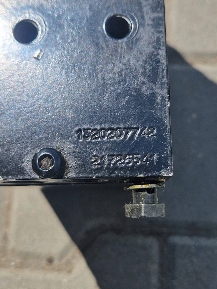 RENAULT POMPKA PODNOSZENIA KABINY RENAULT GAMA T RANGE C K - Suspensión de cabina para Camión: foto 4 RENAULT POMPKA PODNOSZENIA KABINY RENAULT GAMA T RANGE C K - Suspensión de cabina para Camión: foto 4