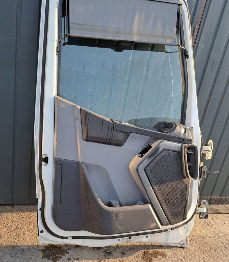 Renault GAMA T K C RANGE - Puerta y piezas para Camión: foto 3 Renault GAMA T K C RANGE - Puerta y piezas para Camión: foto 3