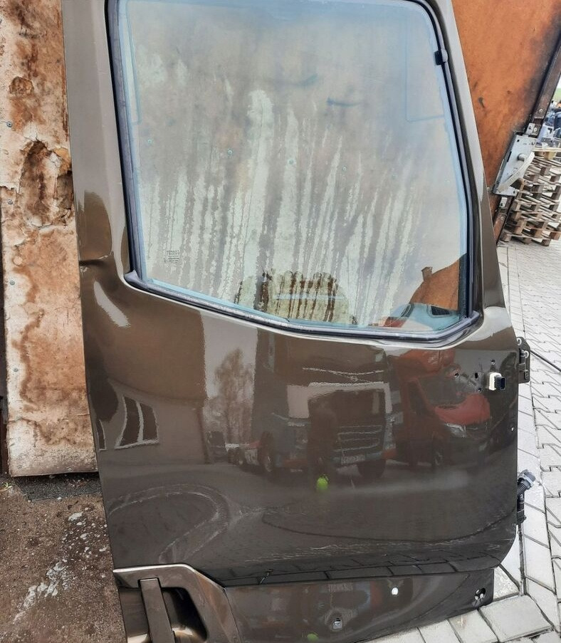 Renault GAMA T K C RANGE - Puerta y piezas para Camión: foto 1 Renault GAMA T K C RANGE - Puerta y piezas para Camión: foto 1