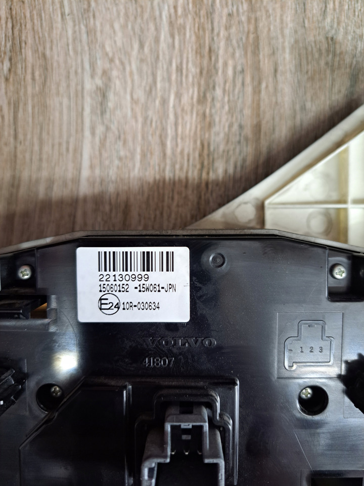 VOLVO PANEL NAWIEWU OGRZEWANIA KLIMATYZACJI VOLVO FH 4 FH 16 22130999 - Calefacción/ Ventilación para Camión: foto 3 VOLVO PANEL NAWIEWU OGRZEWANIA KLIMATYZACJI VOLVO FH 4 FH 16 22130999 - Calefacción/ Ventilación para Camión: foto 3