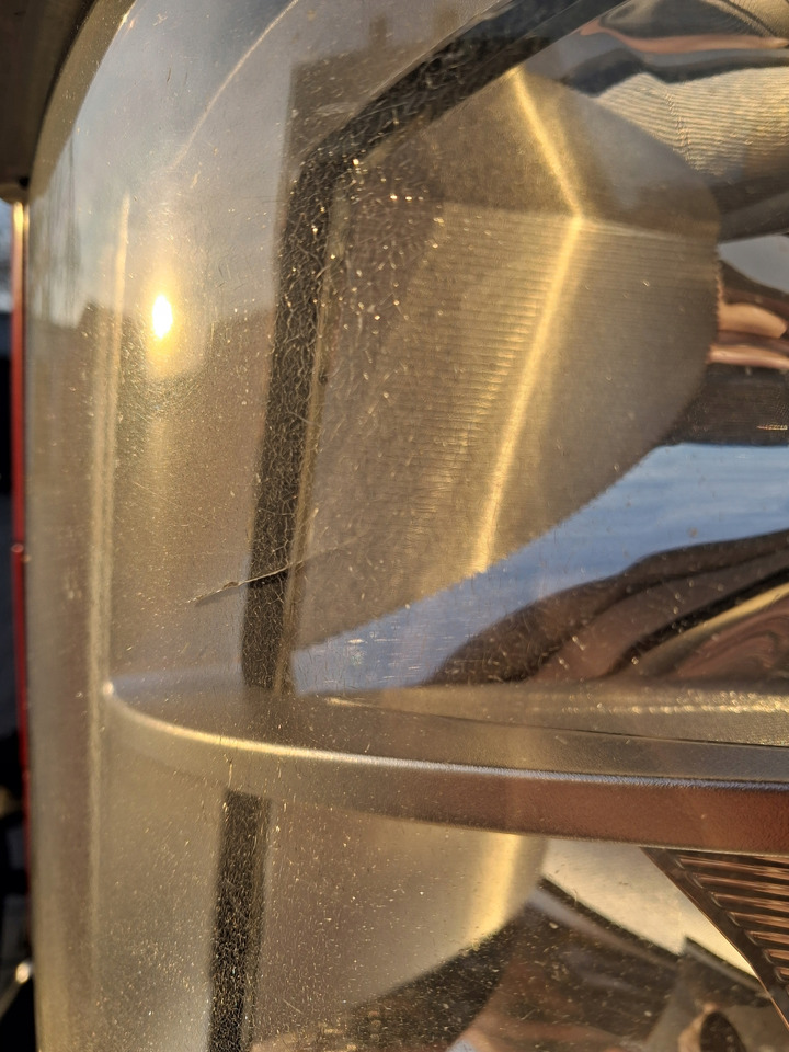 VOLVO REFLEKTOR LAMPA OKULAR LEWY KOMPLETNY VOLVO FM 4 - Faro delantero para Camión: foto 3 VOLVO REFLEKTOR LAMPA OKULAR LEWY KOMPLETNY VOLVO FM 4 - Faro delantero para Camión: foto 3