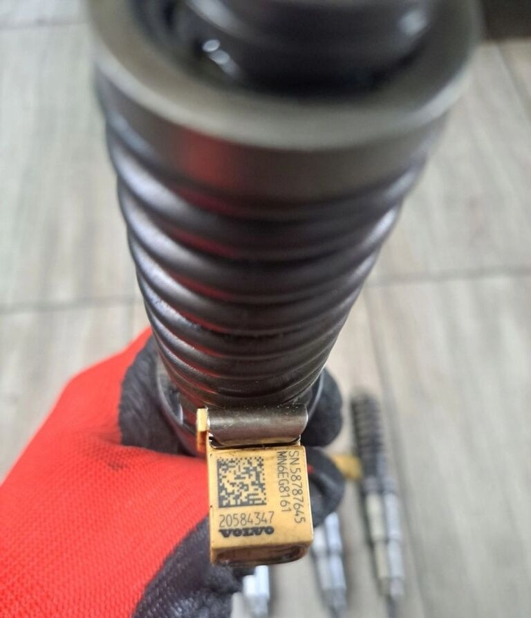 Volvo POMPO E POMPOWTRYSKI WTRYSKI RENAULT MAGNUM DXI FH FM. 20584347 Renault - Inyector para Camión: foto 1 Volvo POMPO E POMPOWTRYSKI WTRYSKI RENAULT MAGNUM DXI FH FM. 20584347 Renault - Inyector para Camión: foto 1