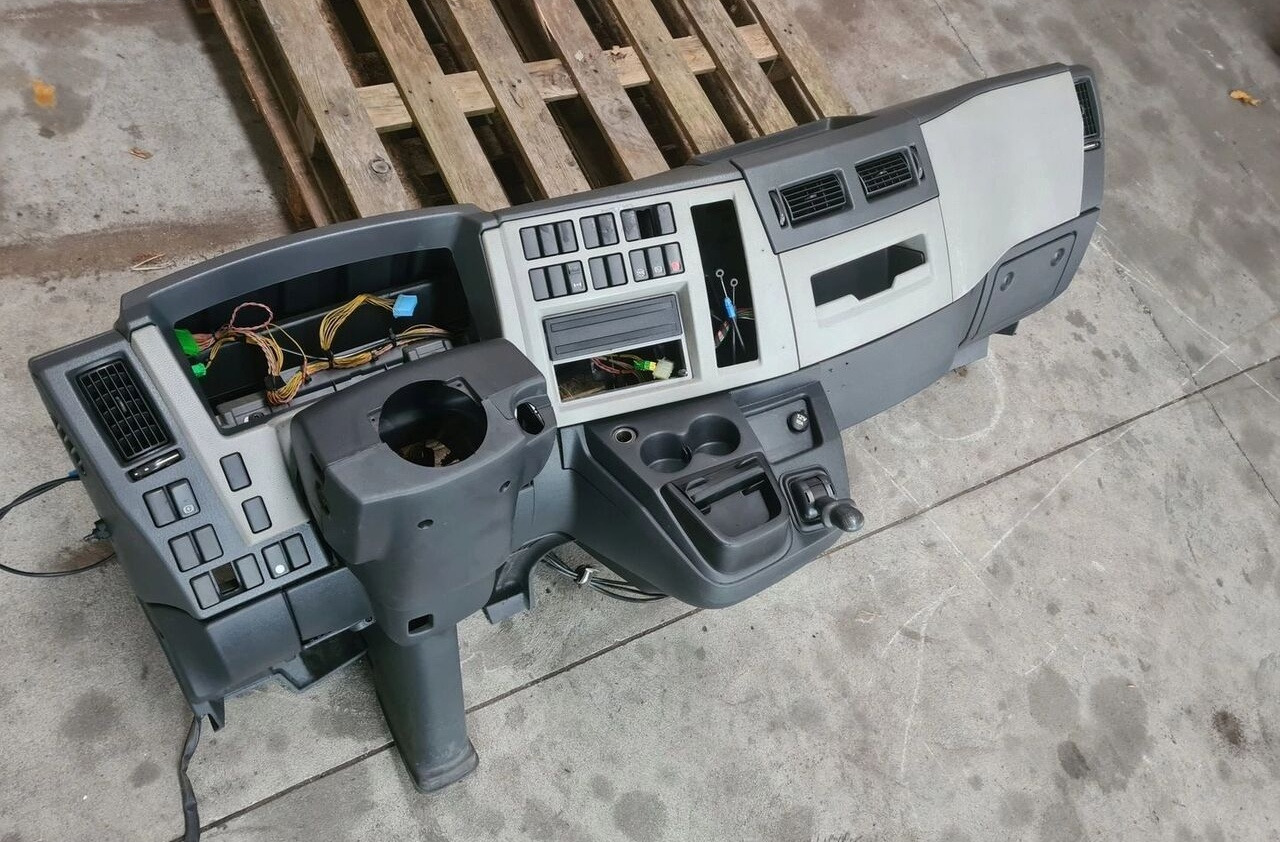 Volvo PRZEKŁADKA ANGLIKA VOLVO FL EURO 5 - Salpicadero para Camión: foto 1 Volvo PRZEKŁADKA ANGLIKA VOLVO FL EURO 5 - Salpicadero para Camión: foto 1