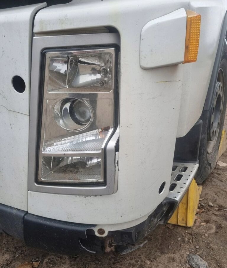 Volvo PRZÓD KOMPLETNY LAMPA OSŁONA Volvo FH FM 7 9 12 13 - Parachoques para Camión: foto 3 Volvo PRZÓD KOMPLETNY LAMPA OSŁONA Volvo FH FM 7 9 12 13 - Parachoques para Camión: foto 3