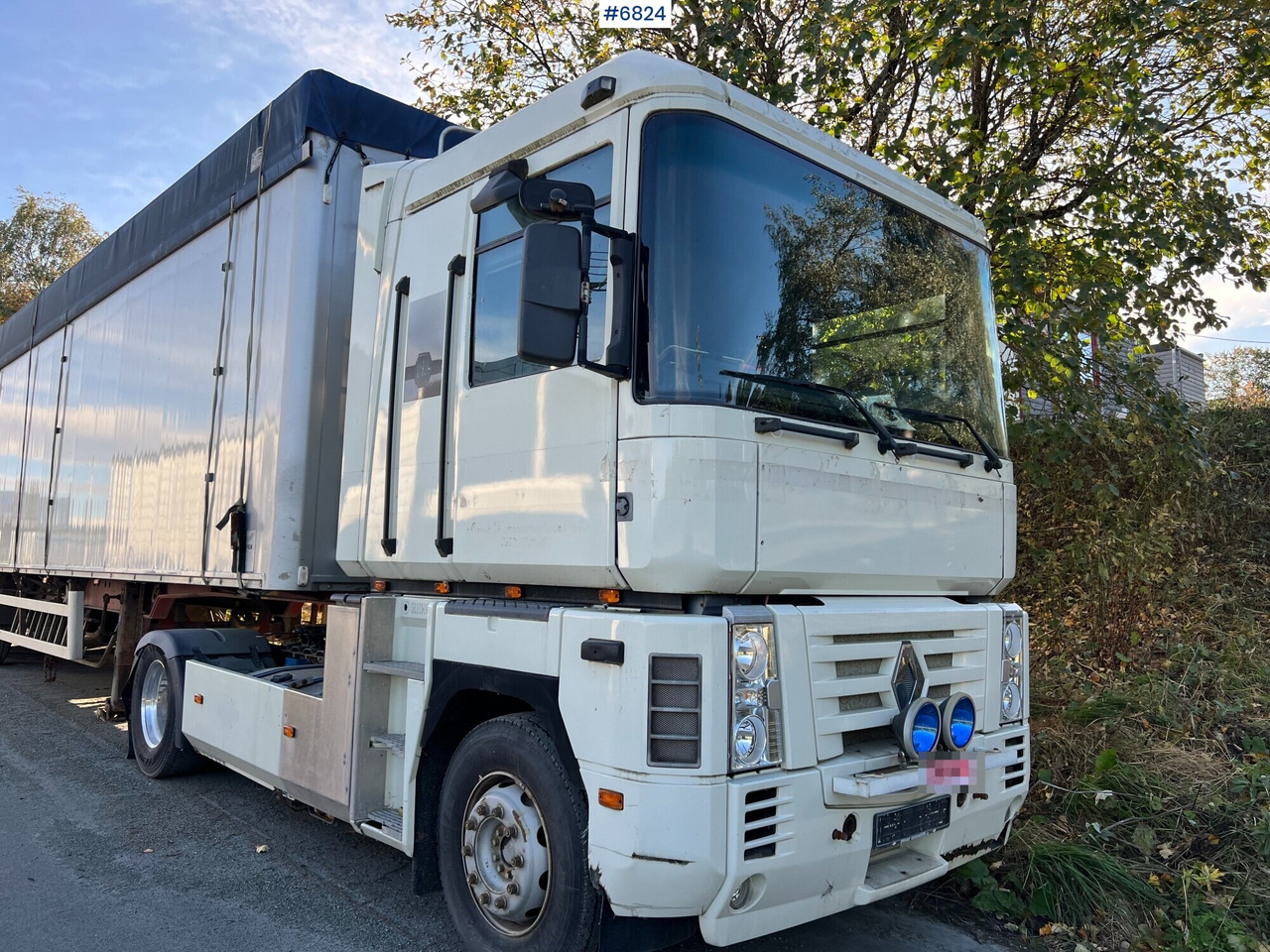 2002 Renault Magnum with Mack 480 engine - Excavadora: foto 1 2002 Renault Magnum with Mack 480 engine - Excavadora: foto 1