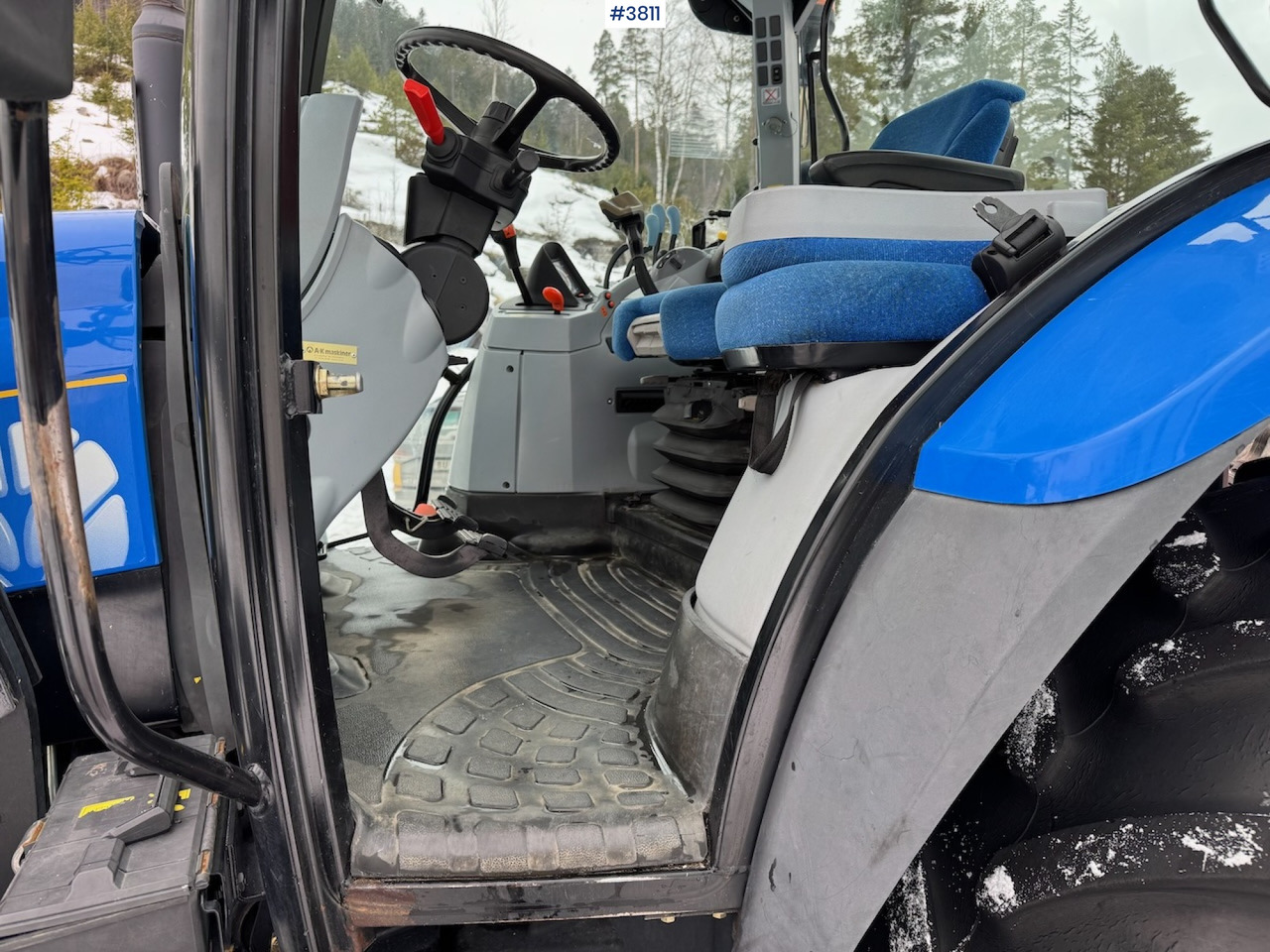 2010 New Holland T6020 Elite w/front loader - Tractor: foto 5 2010 New Holland T6020 Elite w/front loader - Tractor: foto 5