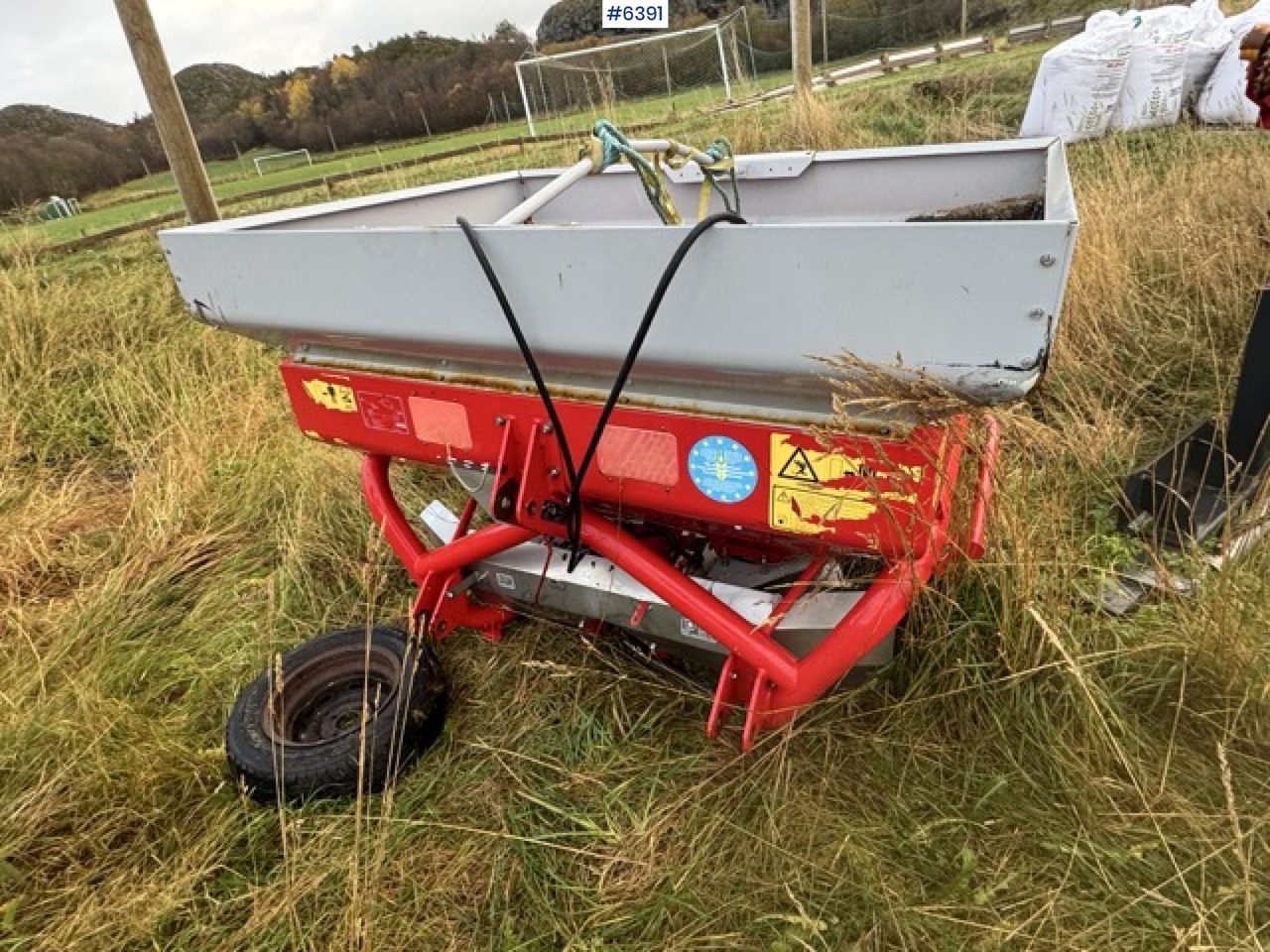 2016 Kverneland fertilizer spreader. Repair object. - Esparcidor de fertilizantes: foto 5 2016 Kverneland fertilizer spreader. Repair object. - Esparcidor de fertilizantes: foto 5