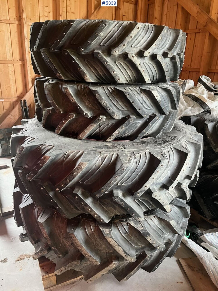 4 tractor tires with studs - Neumático para Tractor: foto 4 4 tractor tires with studs - Neumático para Tractor: foto 4