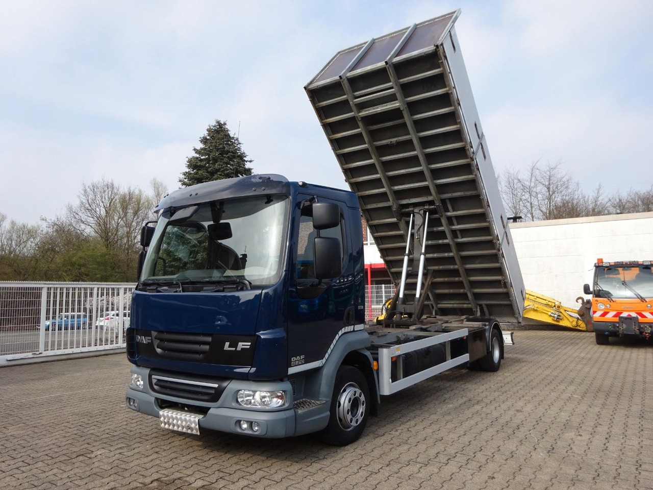 DAF LF 45.210 Kipper 4x2 - Camión volquete: foto 1 DAF LF 45.210 Kipper 4x2 - Camión volquete: foto 1