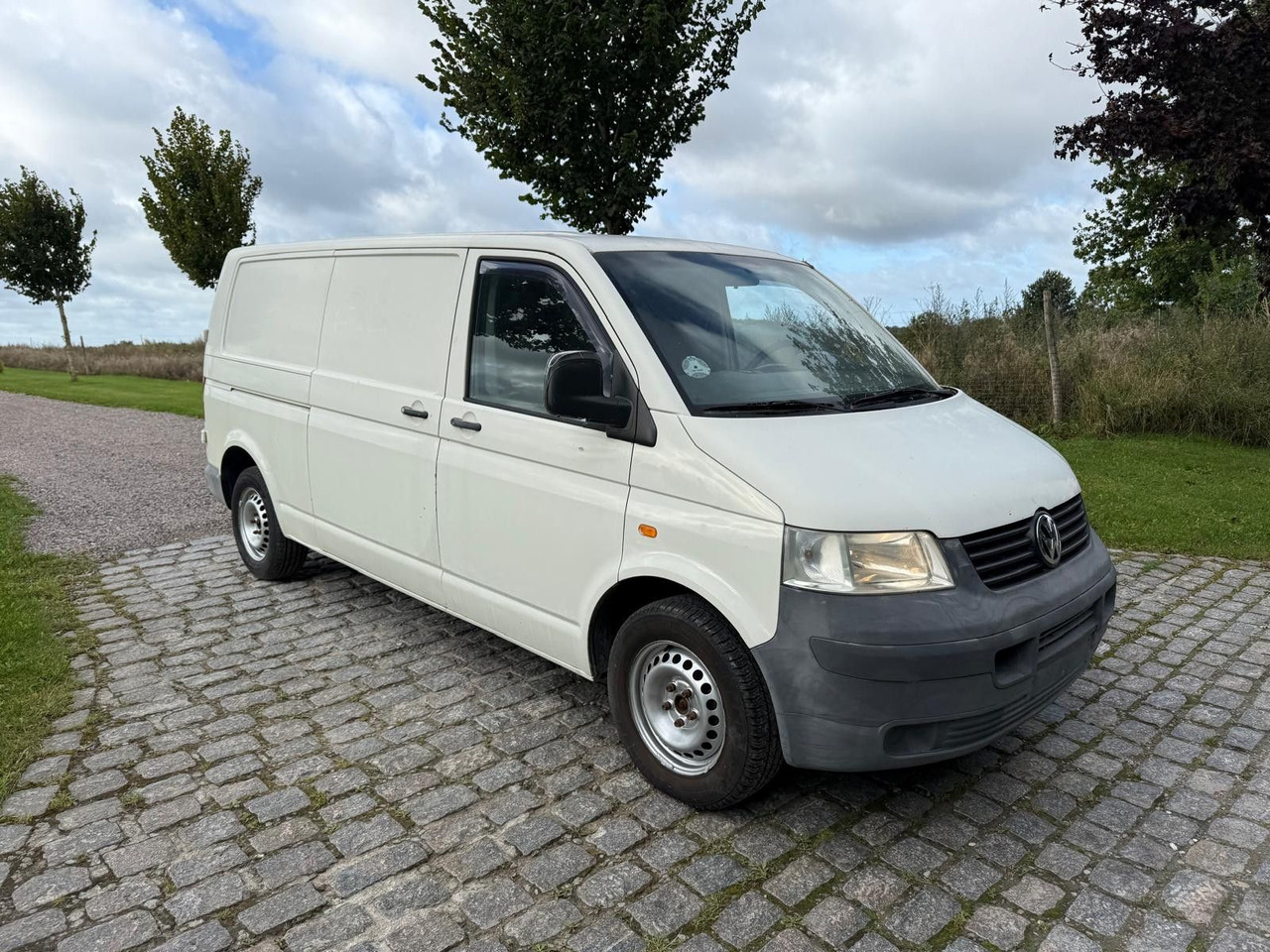 Volkswagen T5 Transporter 2.5 TDI Kasten lang *2500 € - Furgoneta pequeña: foto 1 Volkswagen T5 Transporter 2.5 TDI Kasten lang *2500 € - Furgoneta pequeña: foto 1