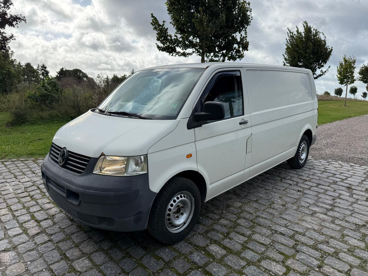 Volkswagen T5 Transporter 2.5 TDI Kasten lang *2500 € - Furgoneta pequeña: foto 2 Volkswagen T5 Transporter 2.5 TDI Kasten lang *2500 € - Furgoneta pequeña: foto 2