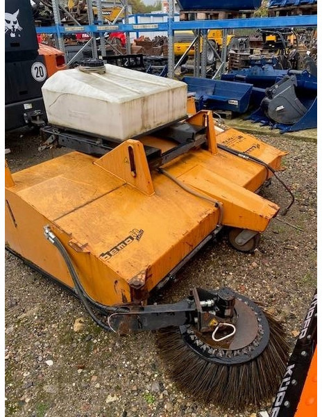 Bema 40 Classic 2050 Kehrbesen 2.200 EUR - Barredora cucharón para Maquinaria de construcción: foto 2 Bema 40 Classic 2050 Kehrbesen 2.200 EUR - Barredora cucharón para Maquinaria de construcción: foto 2