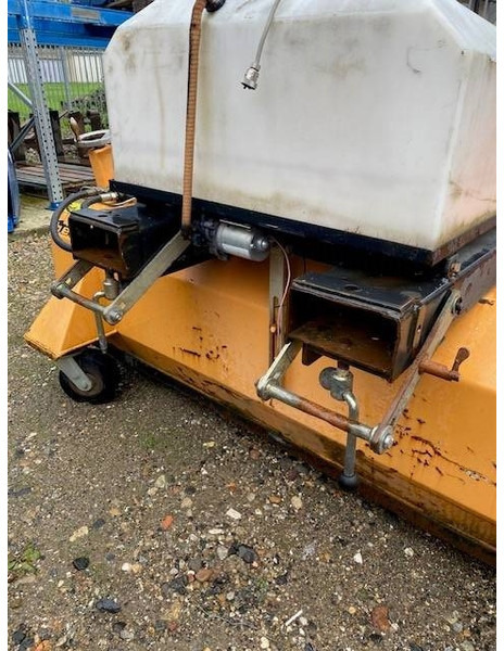 Bema 40 Classic 2050 Kehrbesen 2.200 EUR - Barredora cucharón para Maquinaria de construcción: foto 3 Bema 40 Classic 2050 Kehrbesen 2.200 EUR - Barredora cucharón para Maquinaria de construcción: foto 3