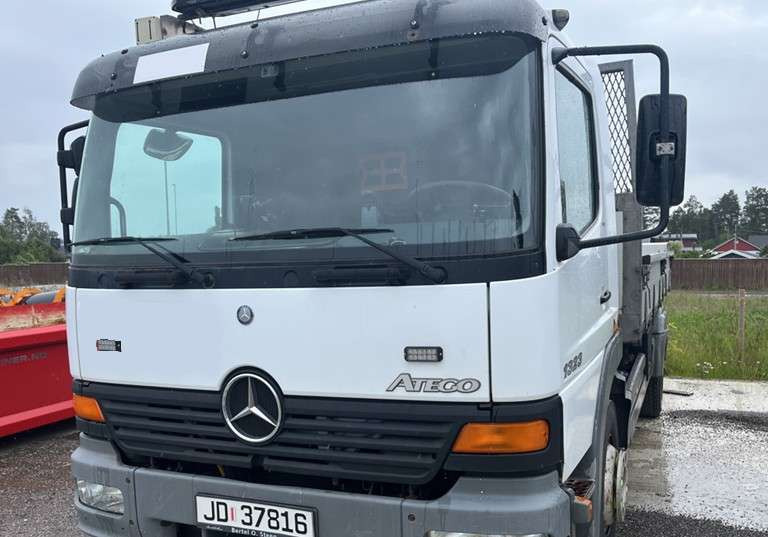 2004 Mercedes-Benz Tipp - EU-godkjent - Camión volquete: foto 1 2004 Mercedes-Benz Tipp - EU-godkjent - Camión volquete: foto 1