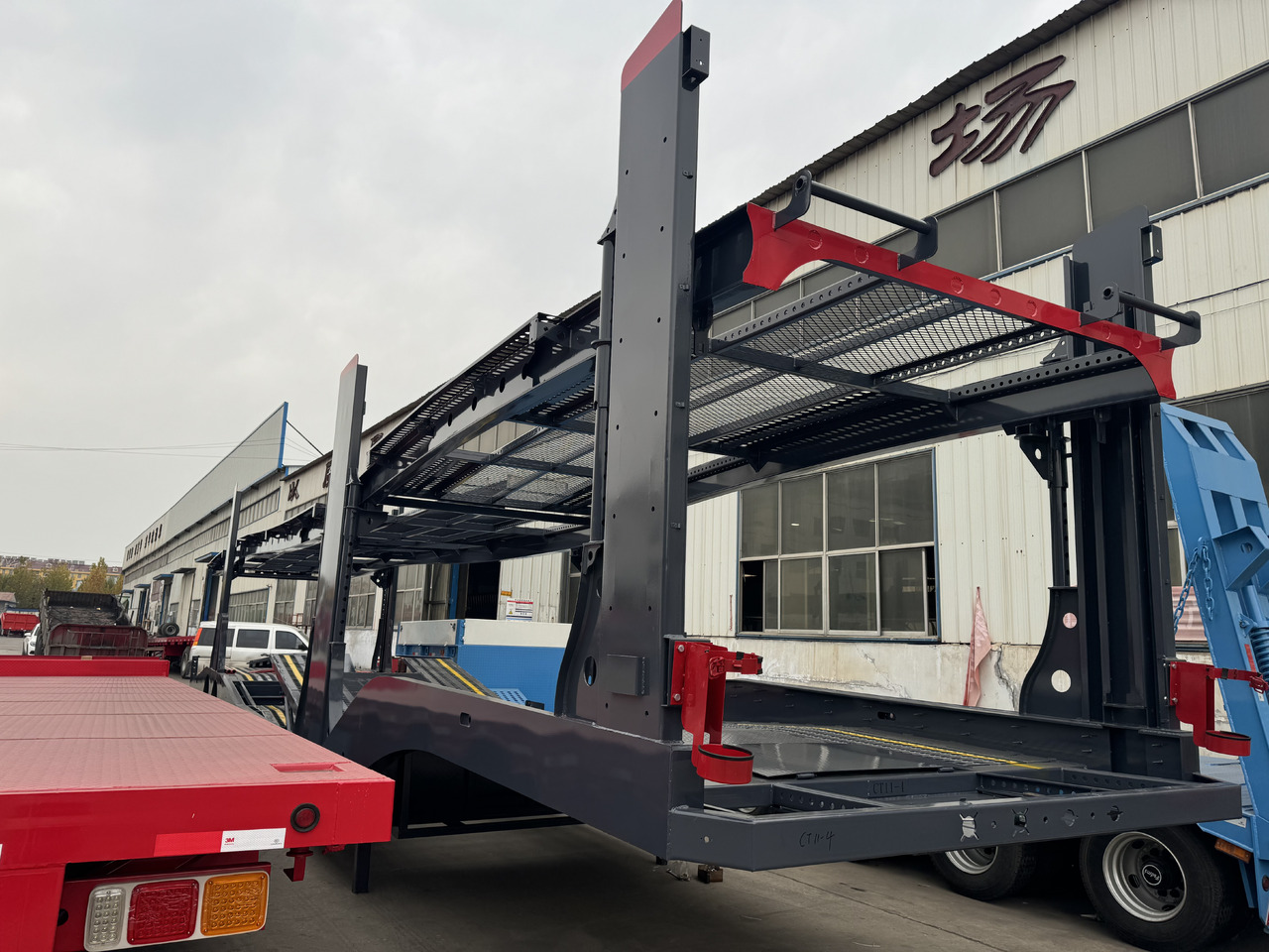 - Semirremolque portavehículos: foto 1 - Semirremolque portavehículos: foto 1