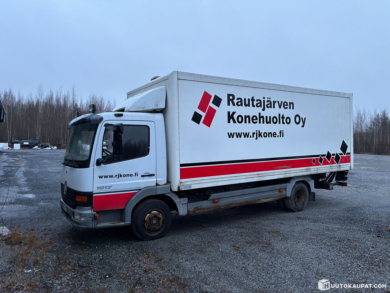 Mercedes-Benz 1017 box-body truck, Tampere - Camión caja cerrada: foto 1 Mercedes-Benz 1017 box-body truck, Tampere - Camión caja cerrada: foto 1