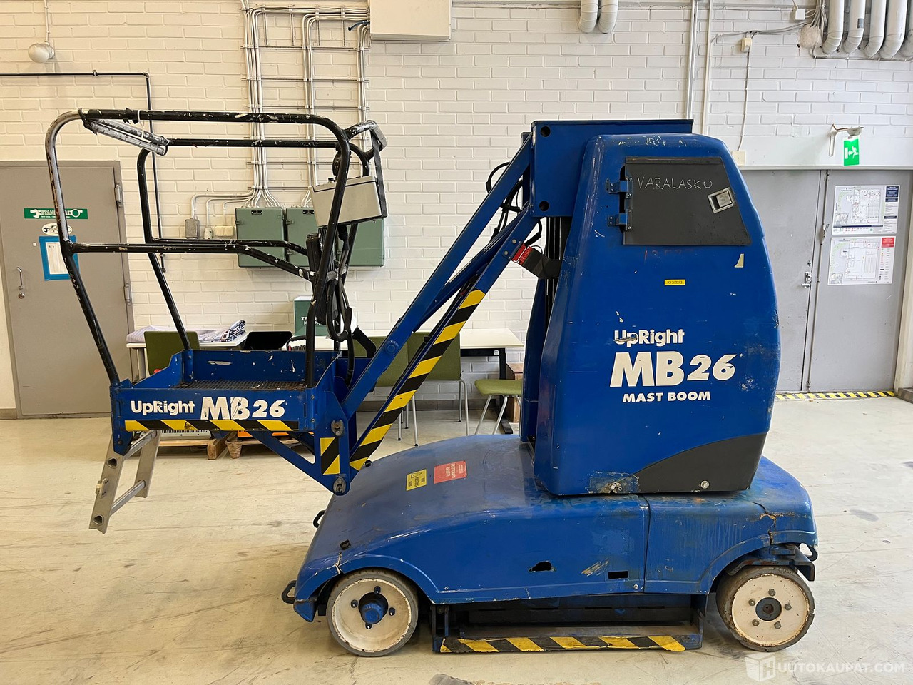 UpRight MB 26, 2002 Kuukulkija, Vantaa - Plataforma de mástil vertical: foto 1 UpRight MB 26, 2002 Kuukulkija, Vantaa - Plataforma de mástil vertical: foto 1