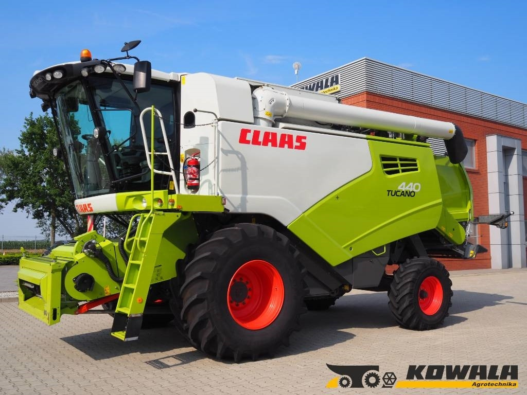 Claas Tucano 440 + V620 - Cosechadora de granos: foto 1 Claas Tucano 440 + V620 - Cosechadora de granos: foto 1