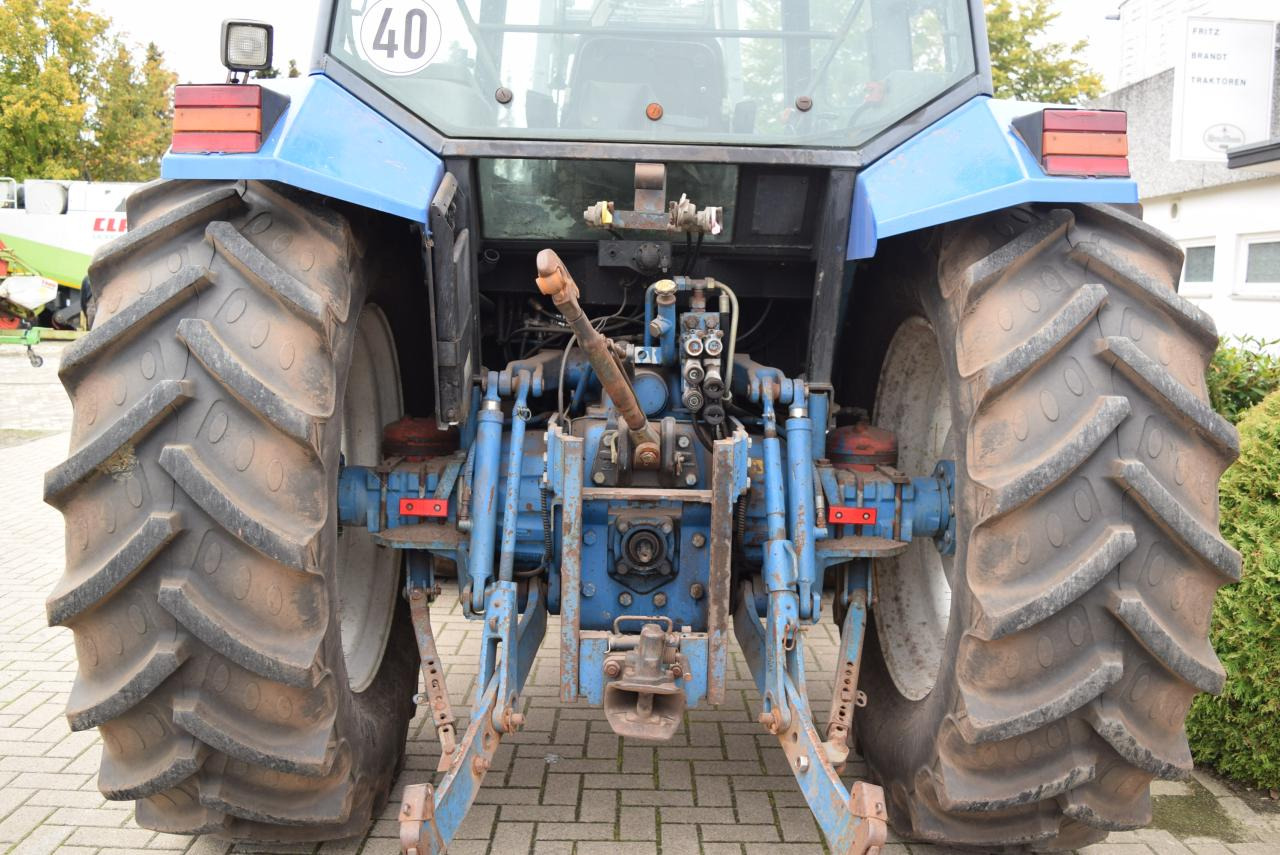 New Holland 8340 - Tractor: foto 4 New Holland 8340 - Tractor: foto 4