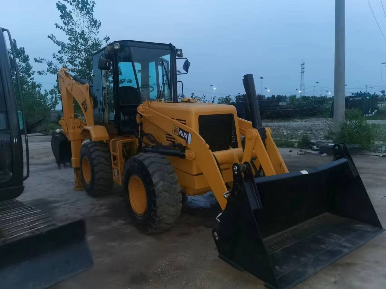 JCB 3CX with four-way shovel - Retroexcavadora: foto 1 JCB 3CX with four-way shovel - Retroexcavadora: foto 1