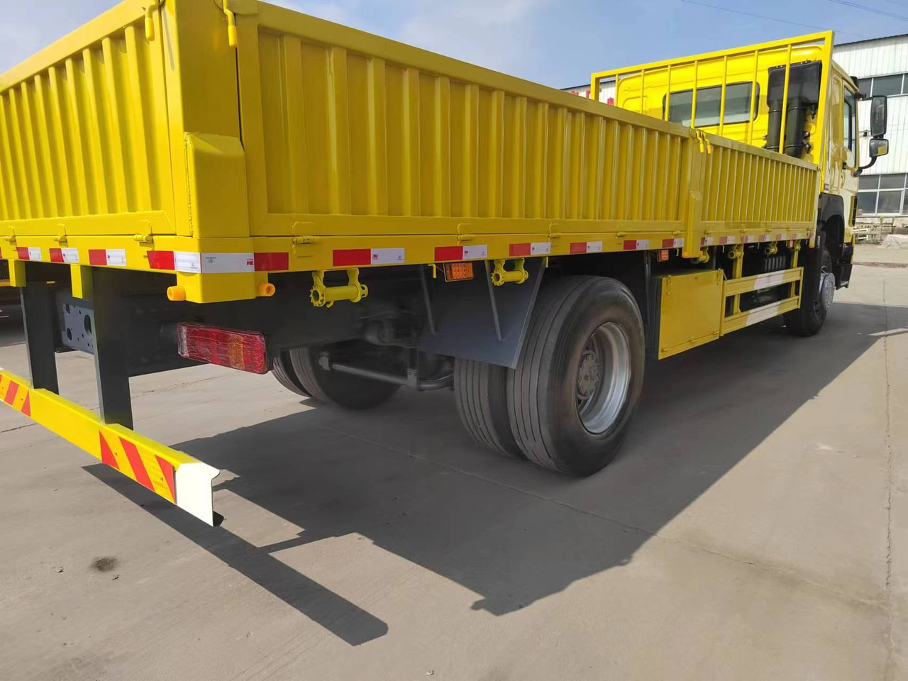 SINOTRUK HOWO 4x2 cargo truck - Camión volquete: foto 5 SINOTRUK HOWO 4x2 cargo truck - Camión volquete: foto 5