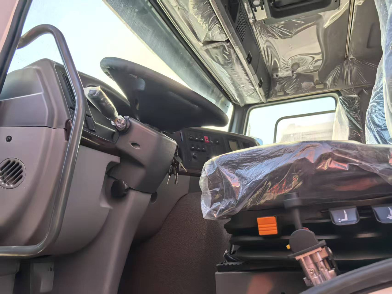 SINOTRUK HOWO 8x4 - Camión volquete: foto 5 SINOTRUK HOWO 8x4 - Camión volquete: foto 5