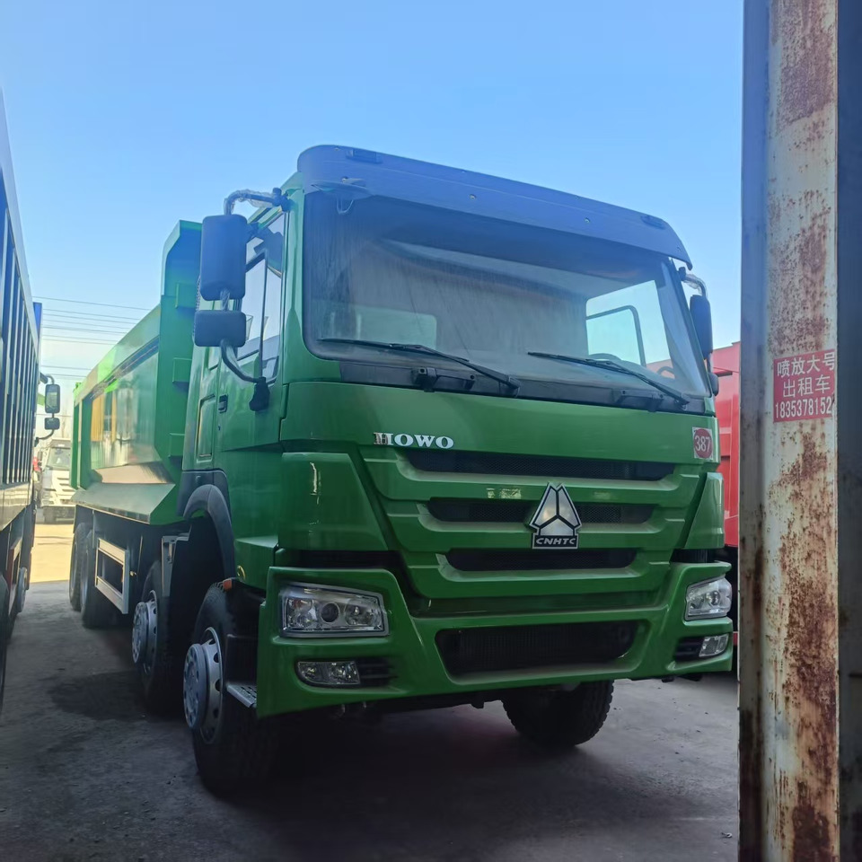 SINOTRUK HOWO 8x4 - Camión caja cerrada: foto 3 SINOTRUK HOWO 8x4 - Camión caja cerrada: foto 3