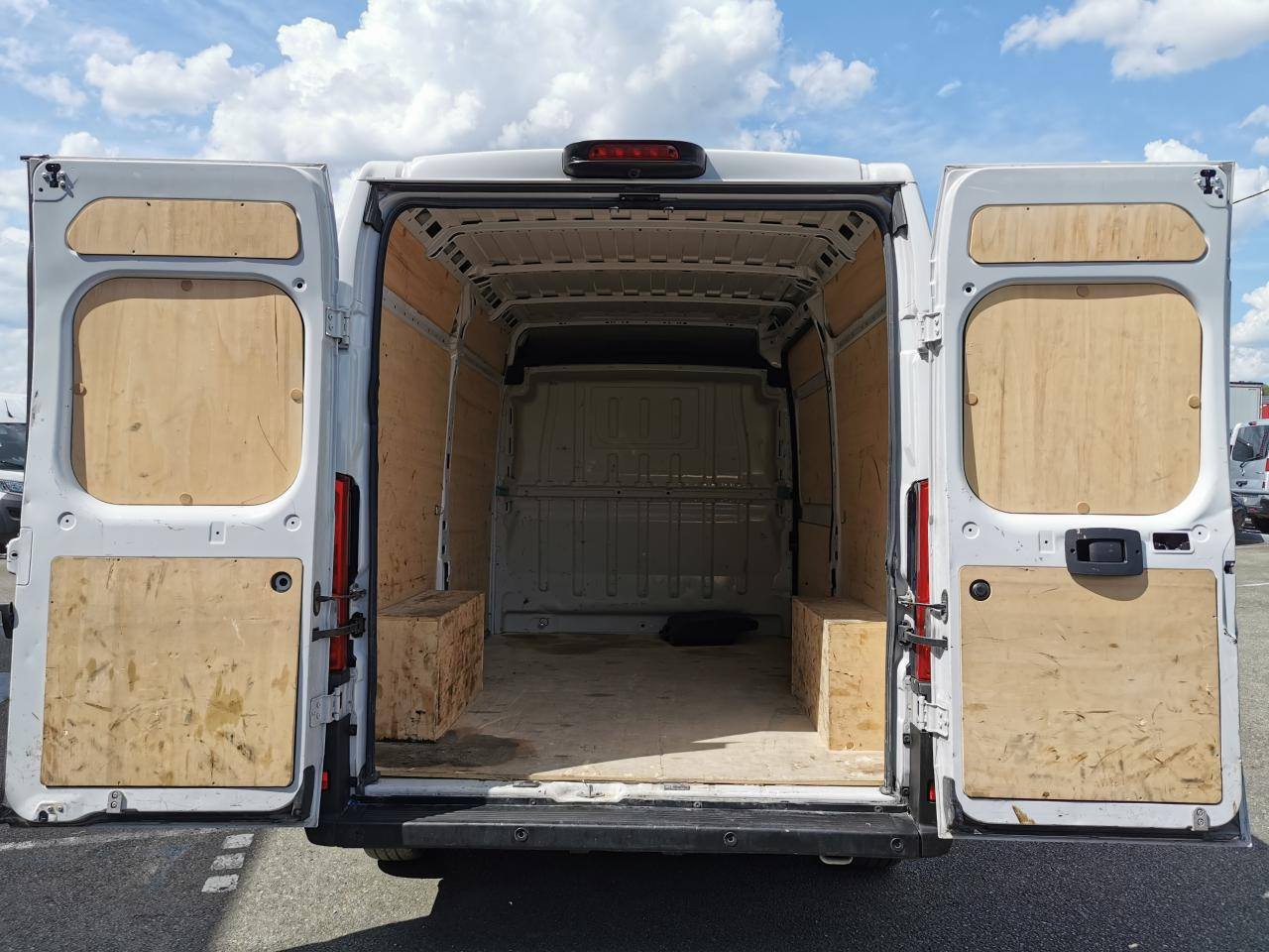 CITROEN Jumper 3.5t L2H2 2.2 HDi S&S - 140  III FOURGON TOLE Fourgon Tolé 35 L2H2 PHASE 3 - Furgón: foto 3 CITROEN Jumper 3.5t L2H2 2.2 HDi S&S - 140  III FOURGON TOLE Fourgon Tolé 35 L2H2 PHASE 3 - Furgón: foto 3