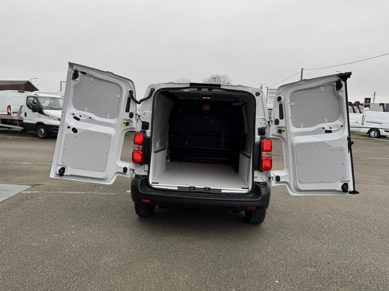 CITROEN Jumpy M 2.0 BlueHDi - 145 S&S - BV EAT8 III FOURGON . PHASE 2 - Furgón: foto 3 CITROEN Jumpy M 2.0 BlueHDi - 145 S&S - BV EAT8 III FOURGON . PHASE 2 - Furgón: foto 3