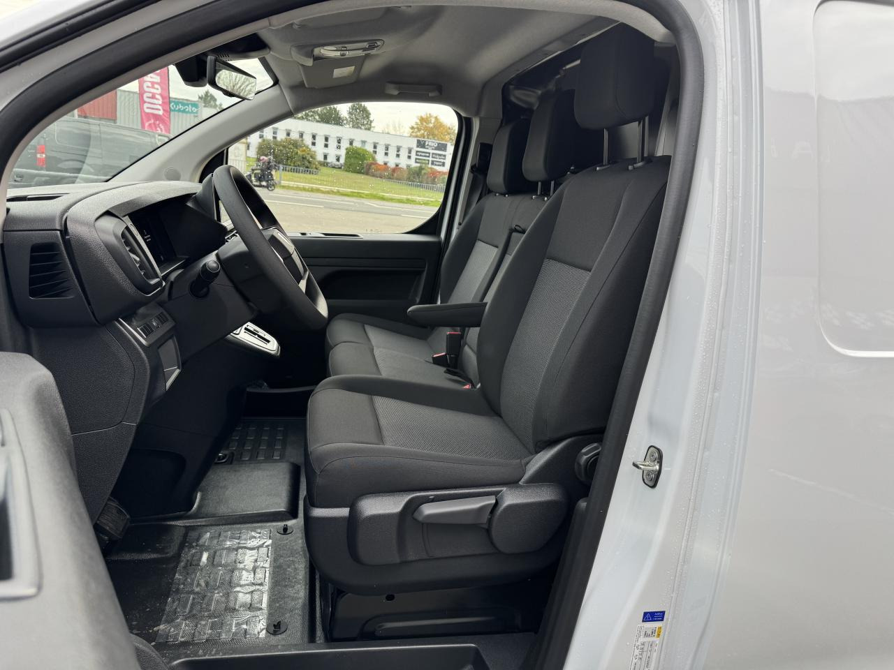 PEUGEOT Expert M 2.0 BlueHDi - 180 S&S - BV EAT8 III FOURGON Fourgon PHASE 2 - Furgón: foto 5 PEUGEOT Expert M 2.0 BlueHDi - 180 S&S - BV EAT8 III FOURGON Fourgon PHASE 2 - Furgón: foto 5