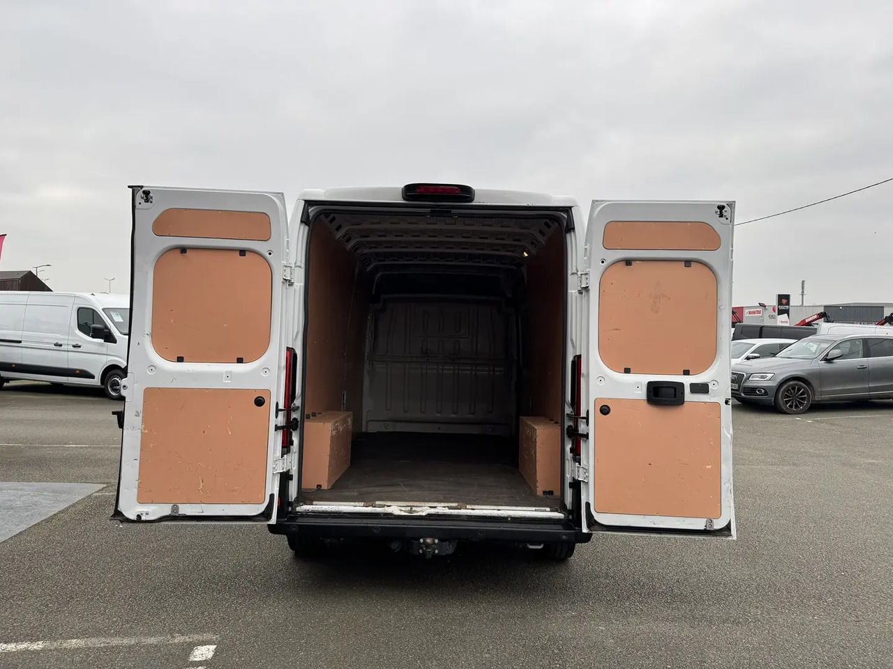 Peugeot Boxer 333 L3H2 2.2 BLUEHDI S&S 140CH ASPHALT - Furgón: foto 2 Peugeot Boxer 333 L3H2 2.2 BLUEHDI S&S 140CH ASPHALT - Furgón: foto 2